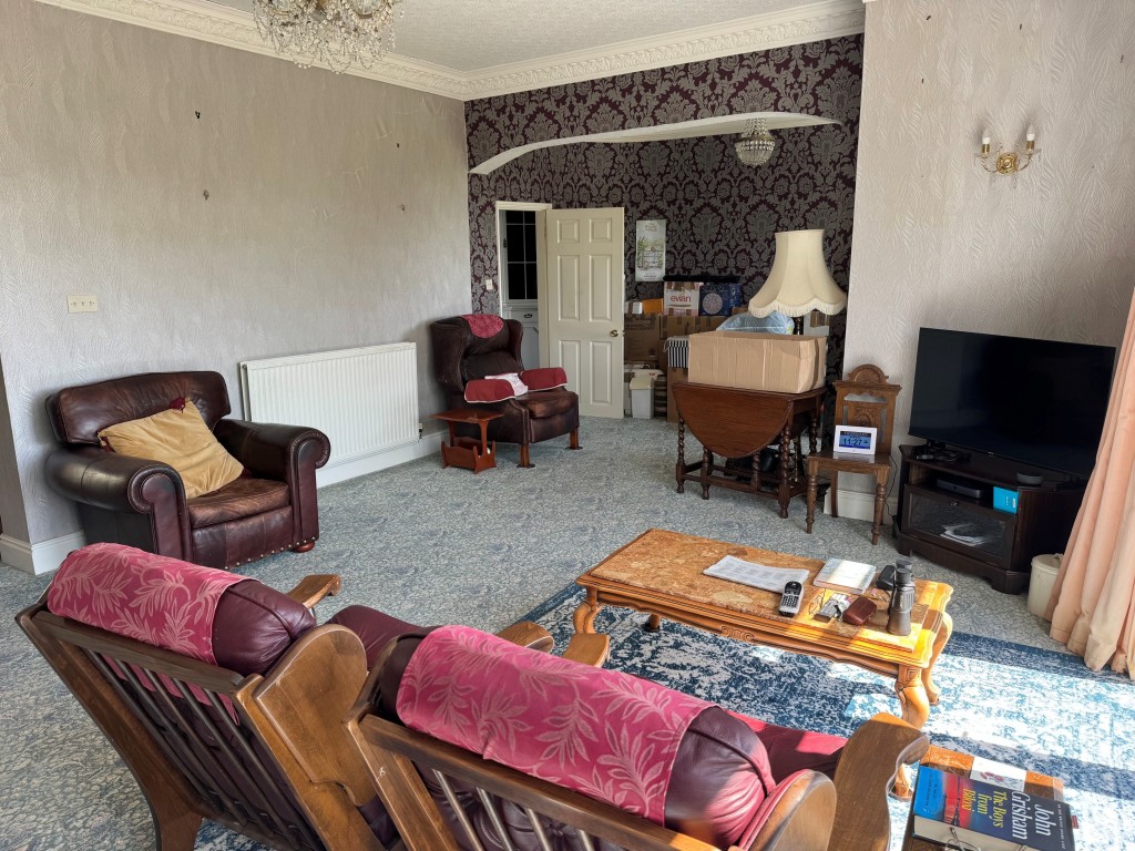 Lot: 142 - DETACHED BUNGALOW WITH STRUCTURAL DAMAGE AND ALMOST 2.5 ACRES WITH SEA VIEWS - The Living/Dining Room
